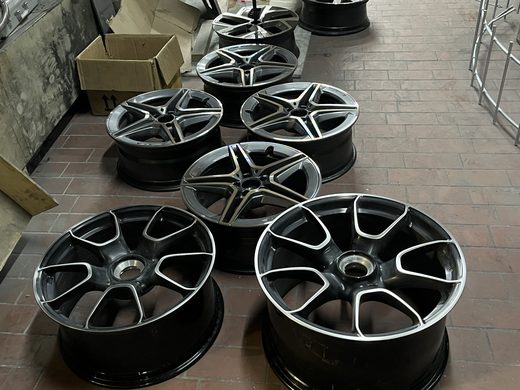 Schwarz veredelter Felgensatz als Referenzarbeit von Felgen-Zentrum