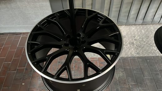 Einzelne schwarz beschichtete Felge mit glänzendem Rand