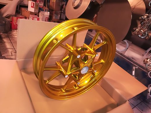 Gold veredelte Show-Felge als besondere Referenzarbeit