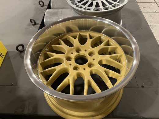 Goldene Felge in der Anlage während der Veredelung