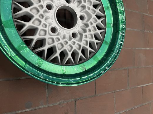 Felge in der Vorbereitung und beim Abkleben vor der Beschichtung