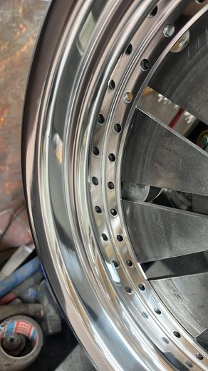 Detailaufnahme einer hochglanzpolierten Felge