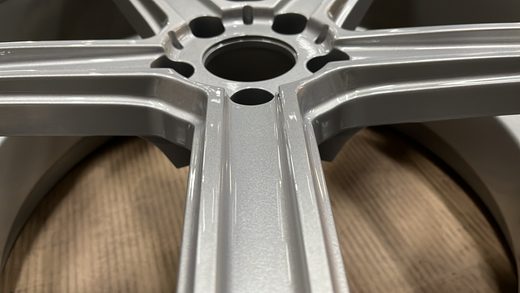Detail einer silber veredelten Felge mit sauberem Finish