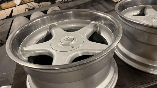 Silber pulverbeschichtete Felge als Referenz aus der Felgenaufbereitung