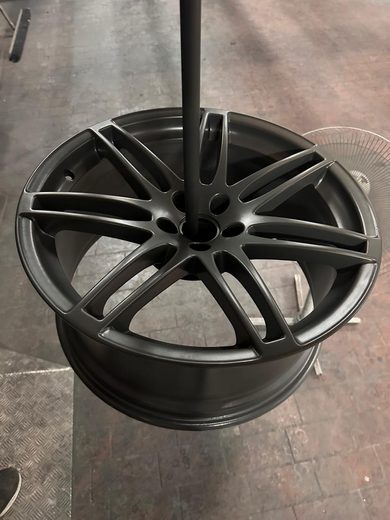 Matt schwarz beschichtete Felge mit sportlicher Optik