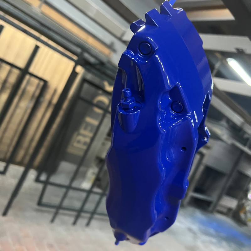 Instandgesetztes und blau beschichtetes Bremssattel-Bauteil nach der Bearbeitung