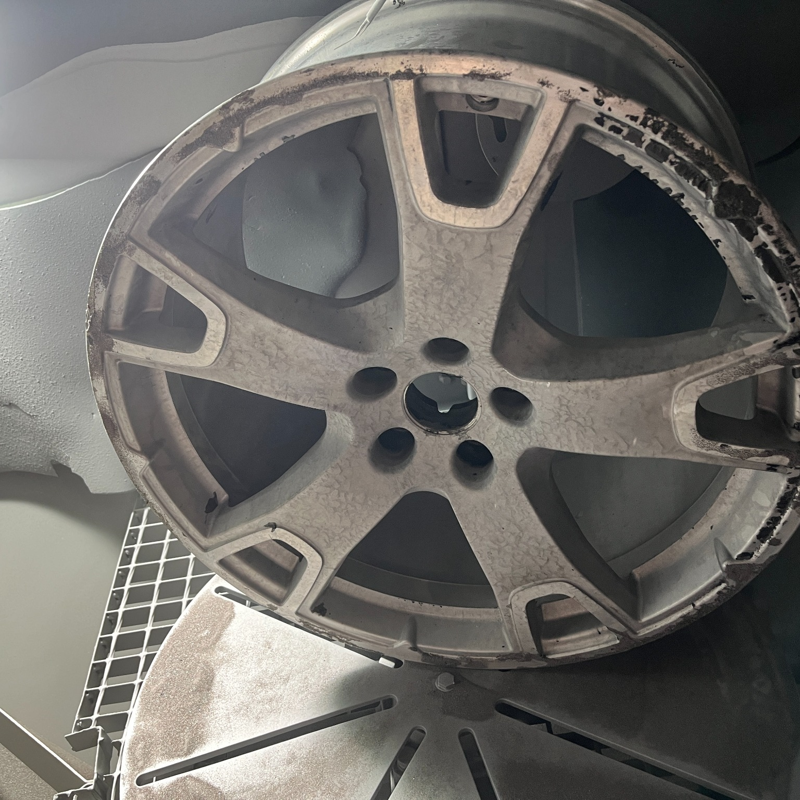 Verschmutzte und abgenutzte Felge vor dem Sandstrahlen