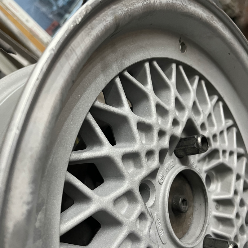 Matte und ungepflegte Felge vor dem Polieren