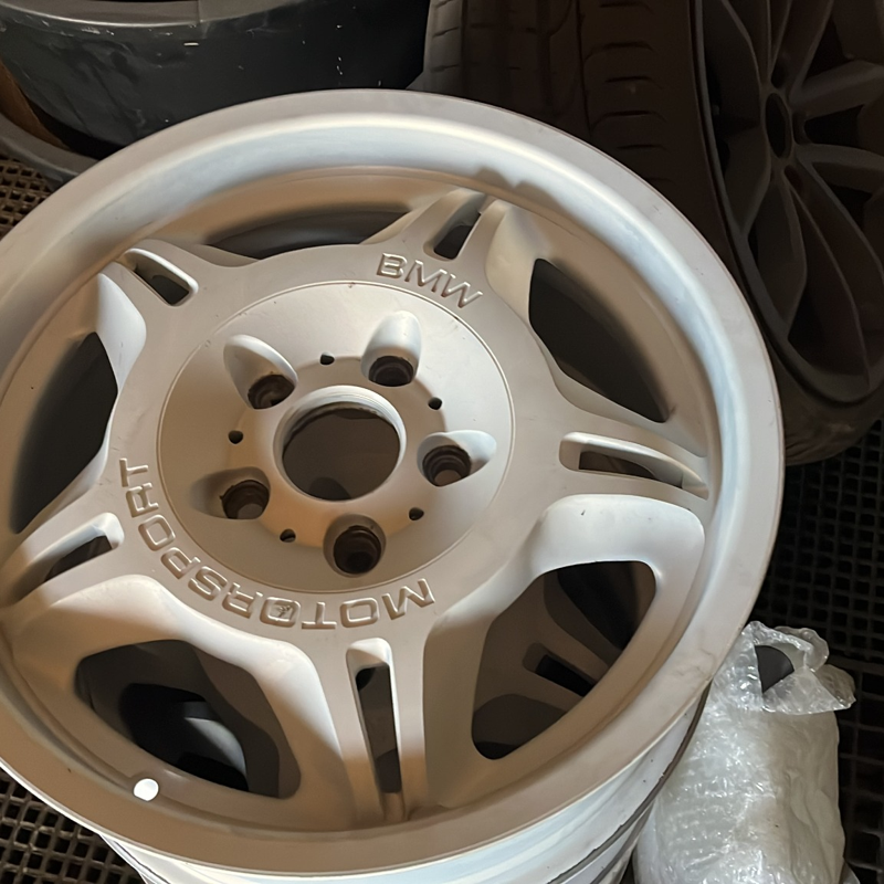 Matte Felge vor dem Hochglanzverdichten