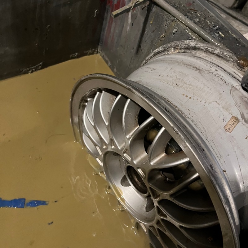 Felge bei der chemischen Entlackung als Vorbereitung für die weitere Beschichtung
