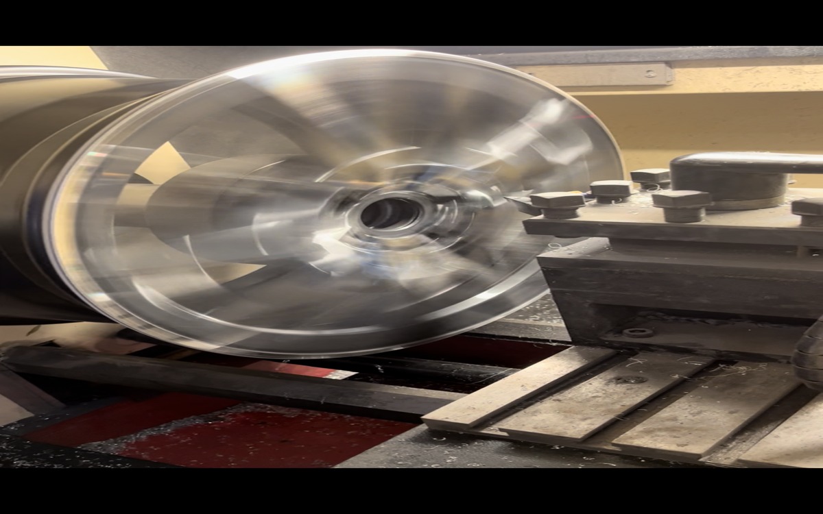 Felge beim CNC-Glanzdrehen für eine präzise bearbeitete Frontfläche