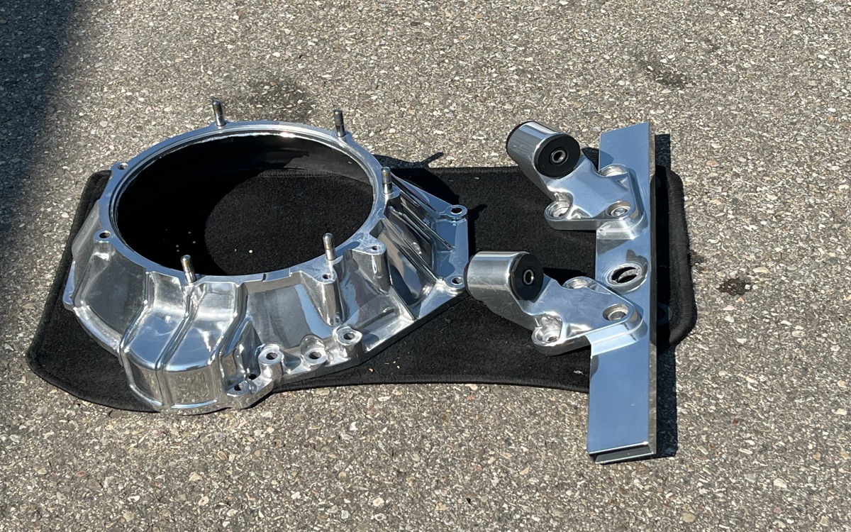 Hochglanzverdichtetes Aluminiumbauteil mit spiegelndem Finish