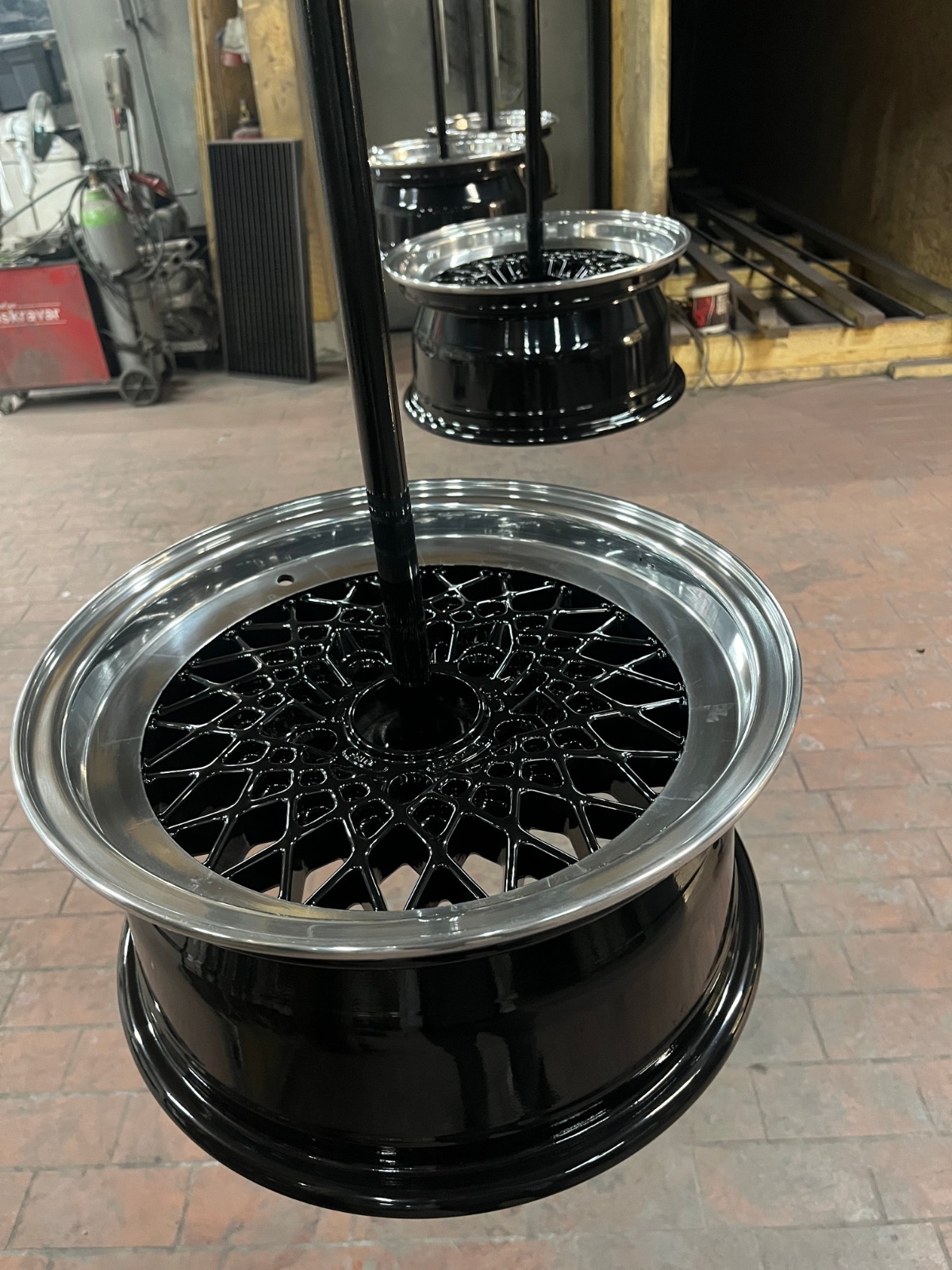 Polierte Felge mit glänzendem Felgenbett und hochwertigem Finish