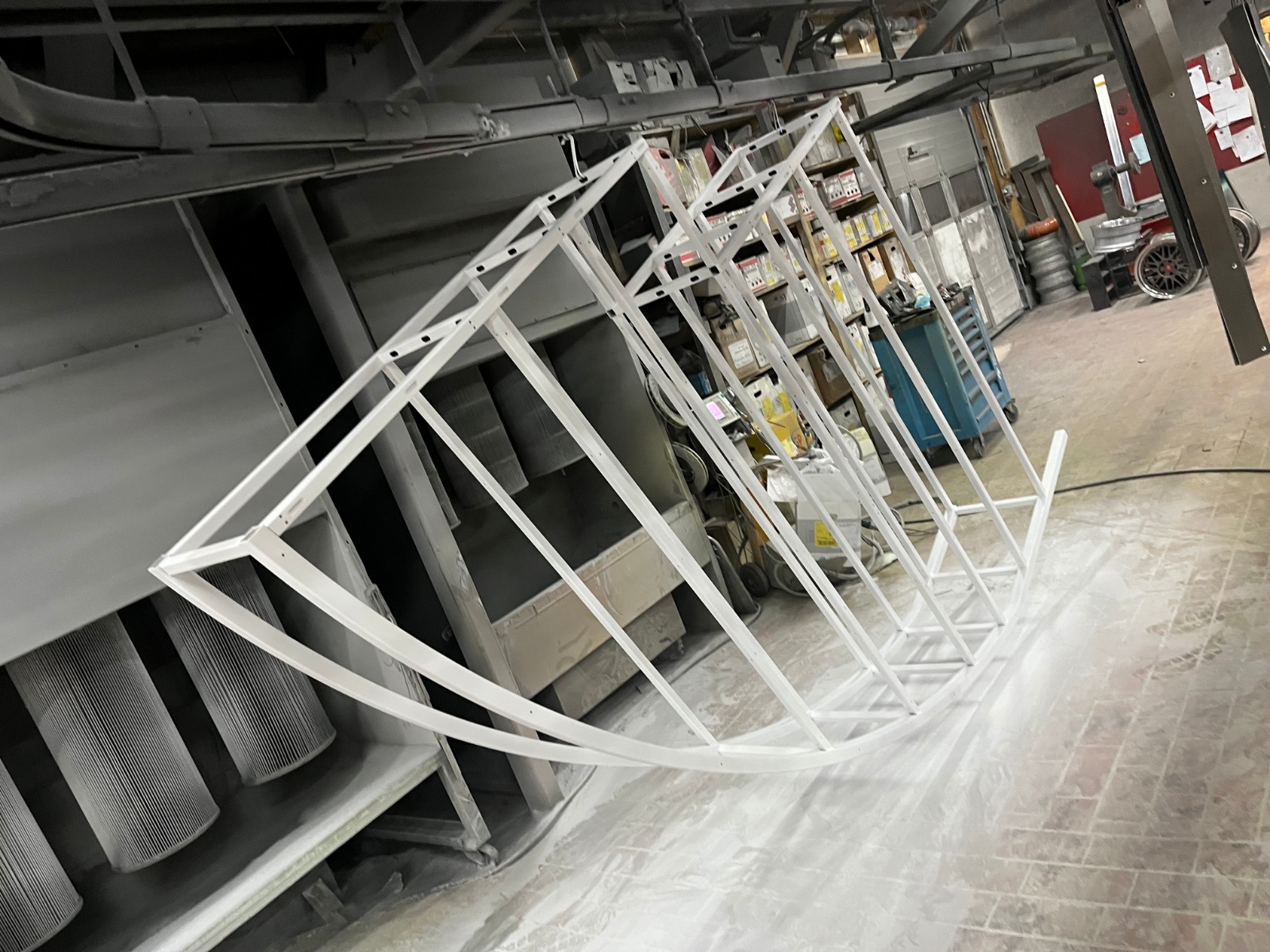 Pulverbeschichtete Fahrzeugteile im Beschichtungsprozess bei Felgen-Zentrum