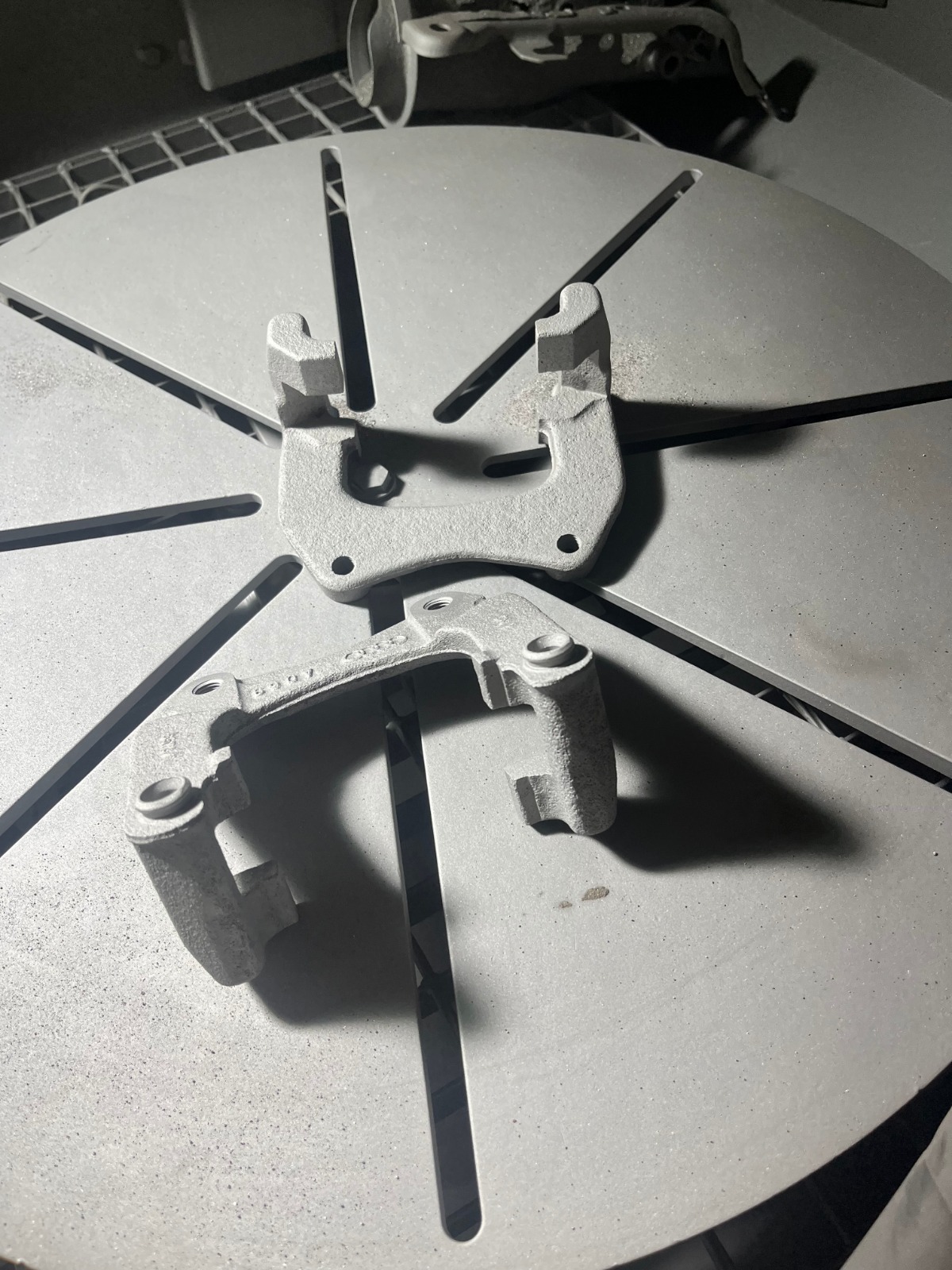 Sandgestrahltes Bauteil als saubere Grundlage für die Pulverbeschichtung